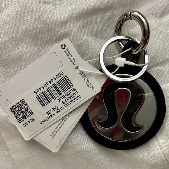 New Lululemon Logo Keychain Unisex - Picture 4 of 5
